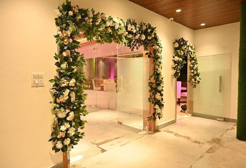 酒店 Aakriti Clarks Inn Express