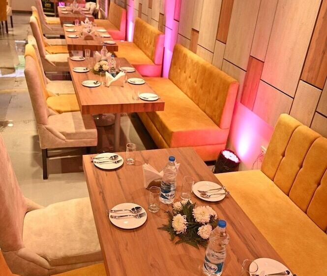 酒店 Aakriti Clarks Inn Express