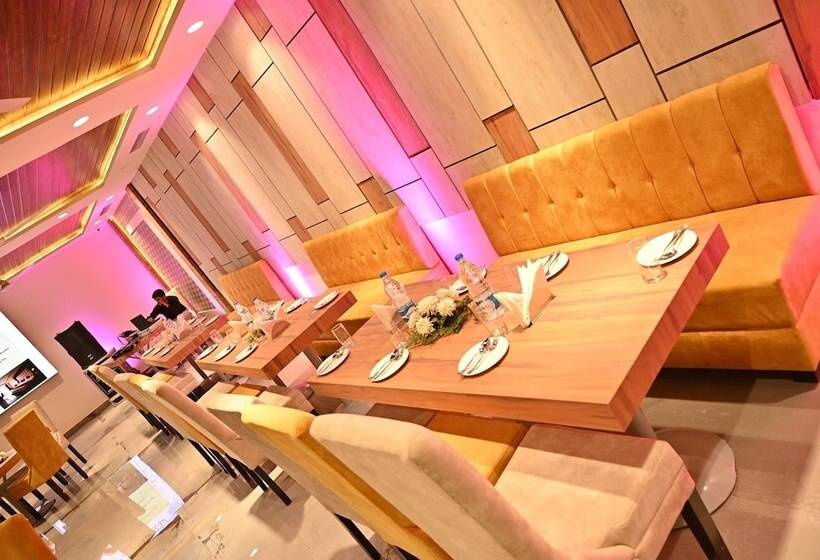 酒店 Aakriti Clarks Inn Express