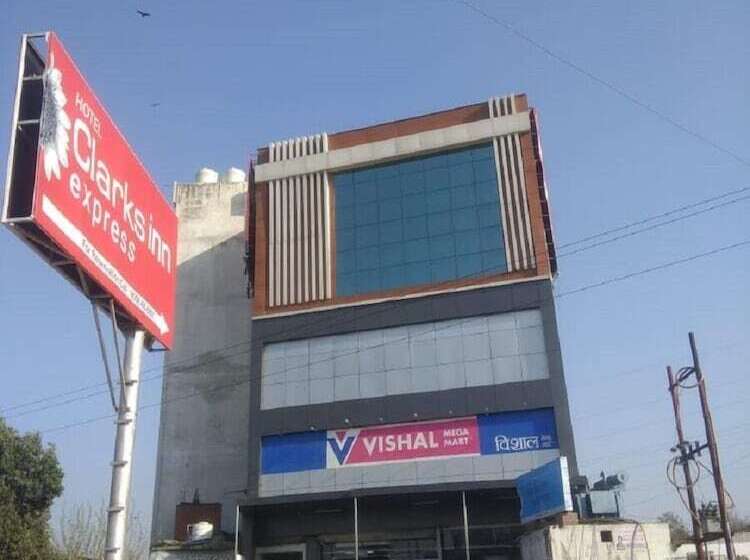 酒店 Aakriti Clarks Inn Express