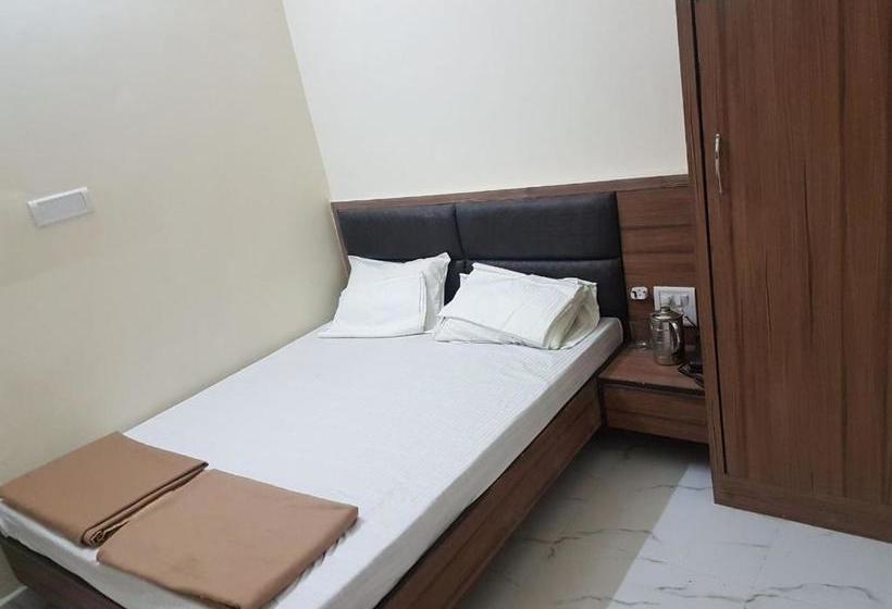 בית מלון כפרי K K Renuka Dharamshala