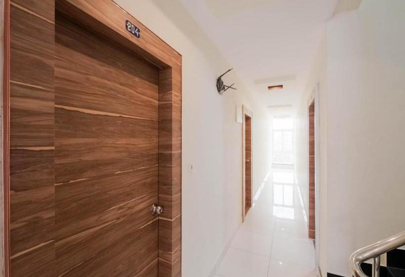 בית מלון כפרי Oyo 78730 Navya Grand Lodge