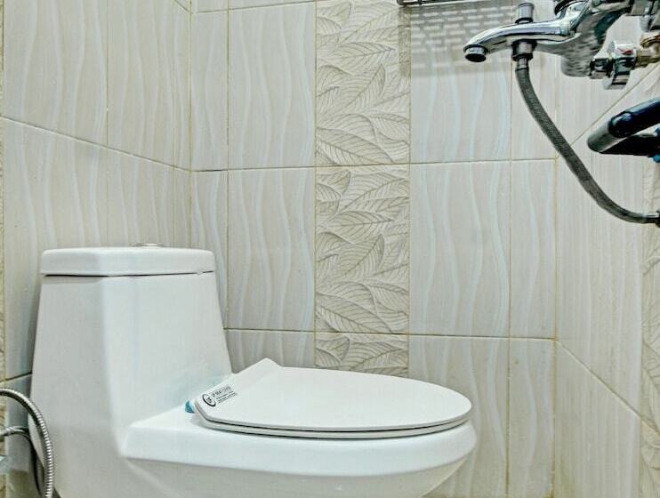 בית מלון כפרי Oyo 90307 Fj Alfaeyza Kost