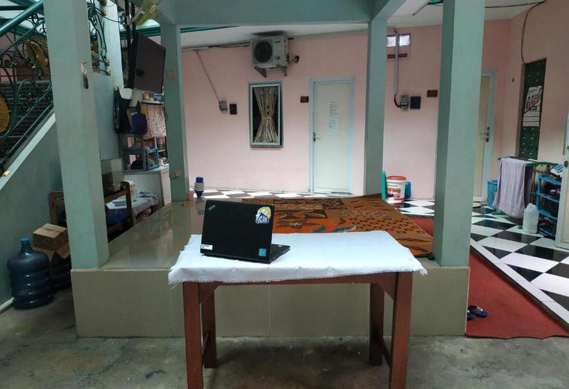 Отель Oyo 90323 Wisma Puspita Syariah