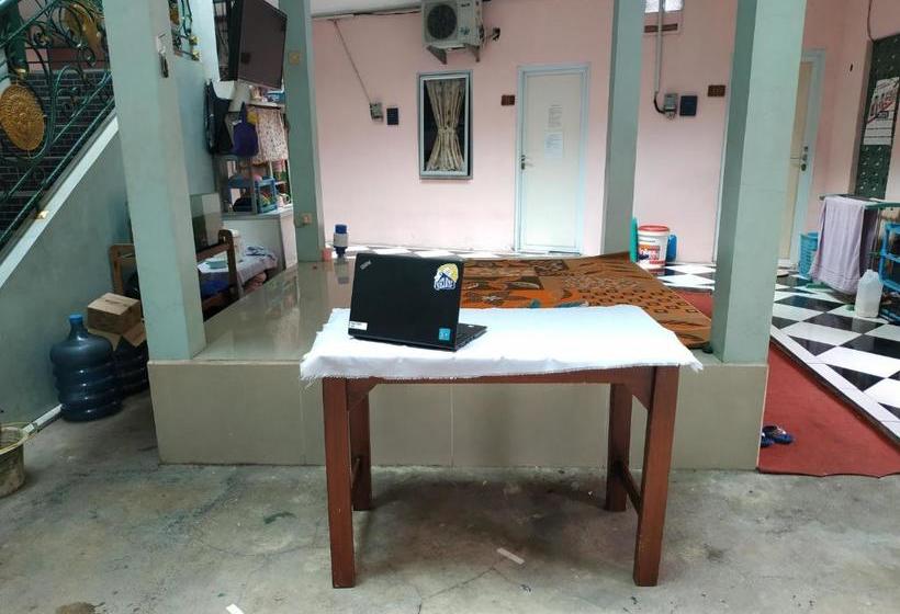 Отель Oyo 90323 Wisma Puspita Syariah