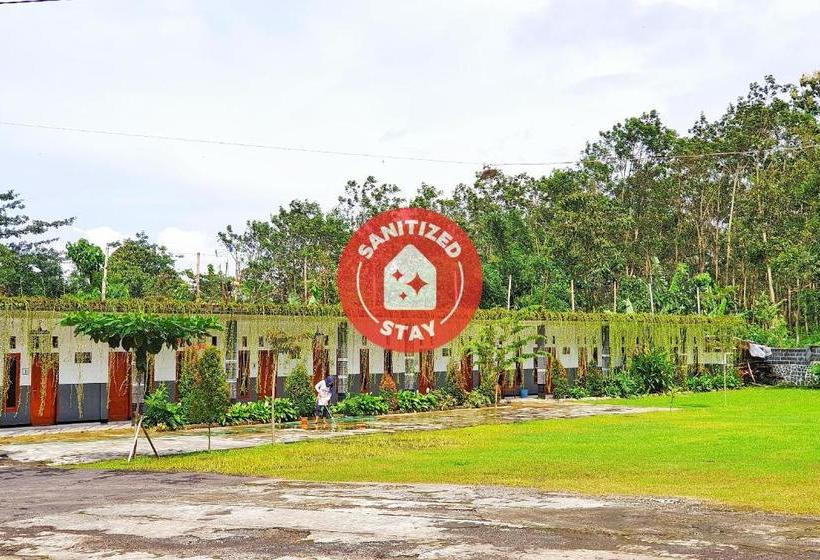 בית מלון כפרי Oyo 90328 Penginapan A3