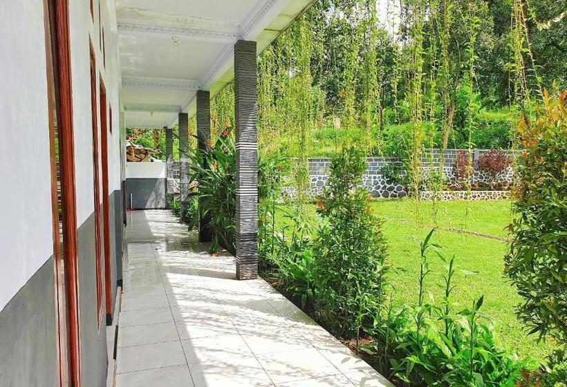 בית מלון כפרי Oyo 90328 Penginapan A3