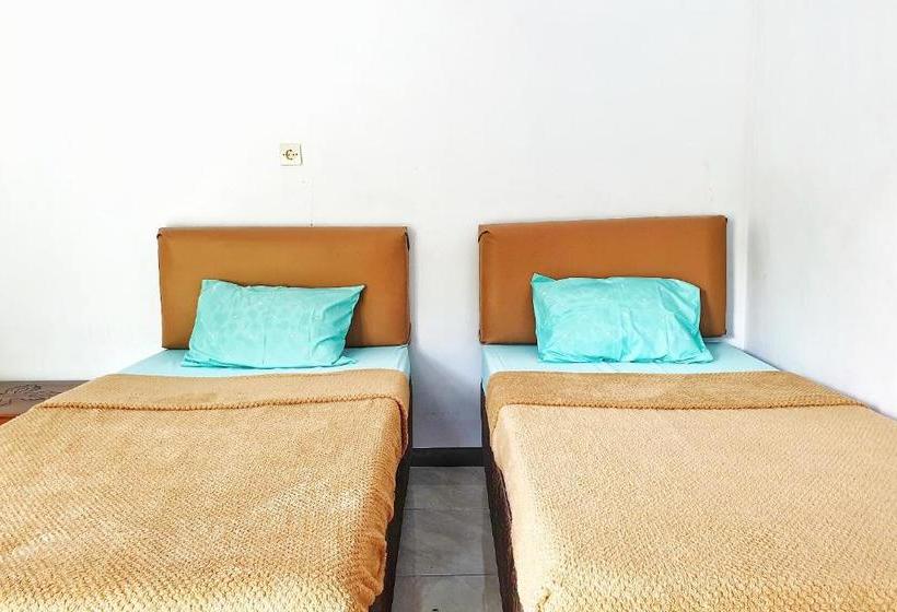 בית מלון כפרי Oyo 90328 Penginapan A3