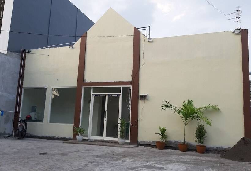 هتل Reddoorz Near Alun Alun Sidoarjo