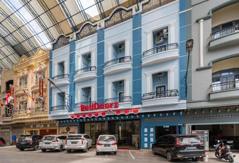 هتل Reddoorz Plus Near Ramayana Pematangsiantar
