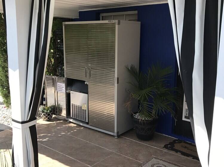 Отель Sir David Guesthouse   Adults Only