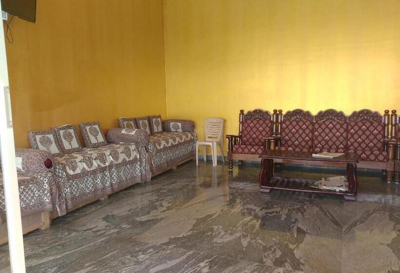 בית מלון כפרי Staymaker Srinivasa Residency