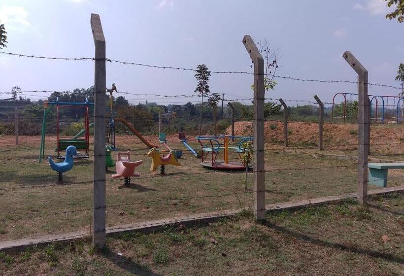 בית מלון כפרי Staymaker Srinivasa Residency