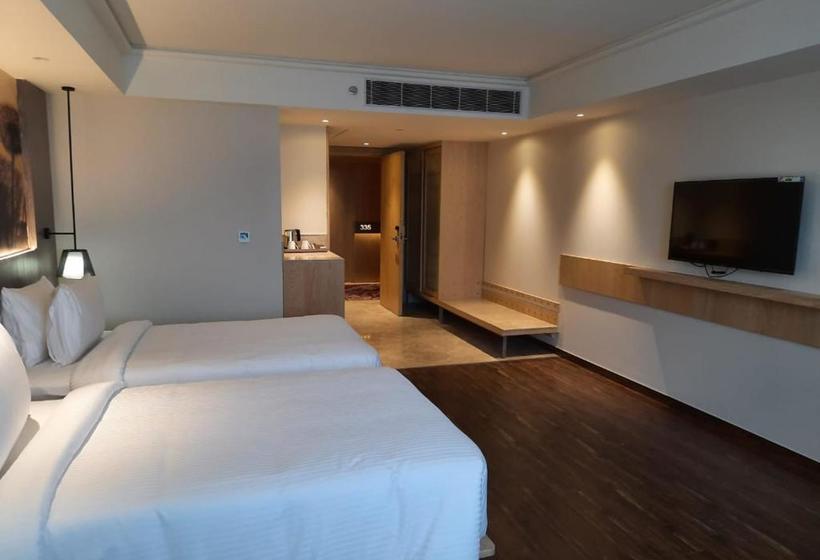 ホテル The Gaurs Sarovar Premiere