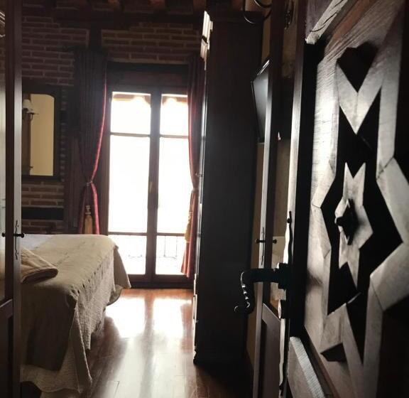 مسافرخانه Hospederia Casa De Cisneros