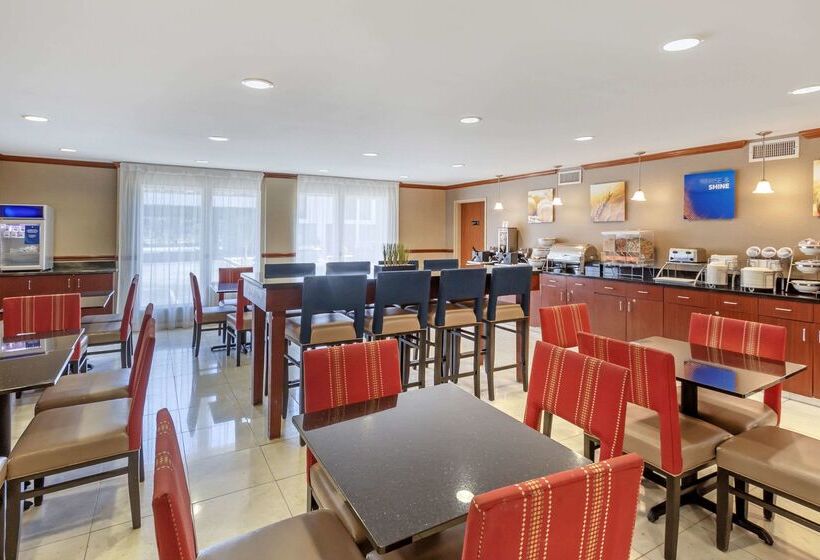 ホテル Comfort Inn & Suites Airport Convention Center