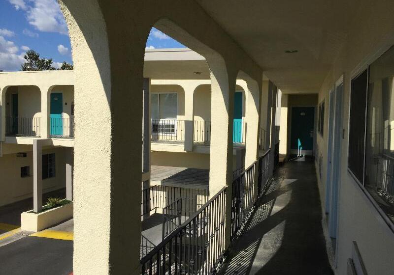 בית מלון כפרי Anaheim Executive Inn & Suites