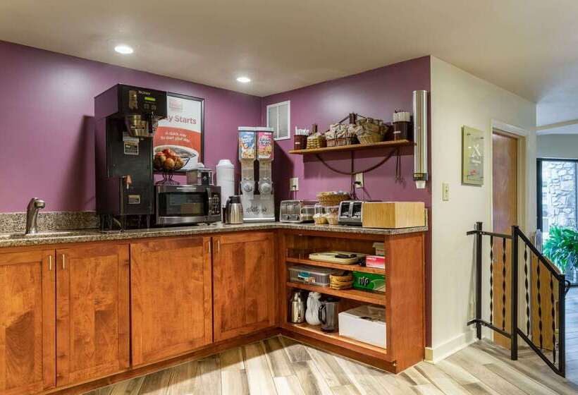 Отель Econo Lodge Cherokee Near River Park