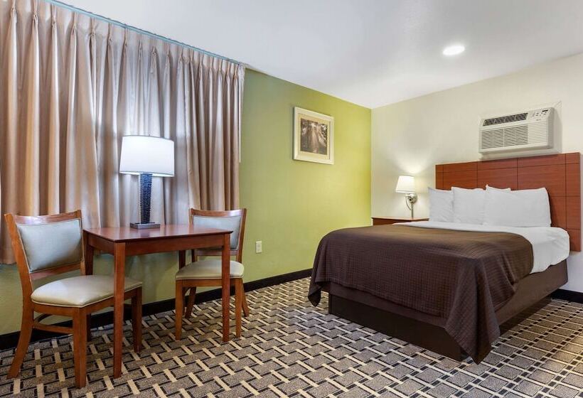 Отель Econo Lodge Cherokee Near River Park