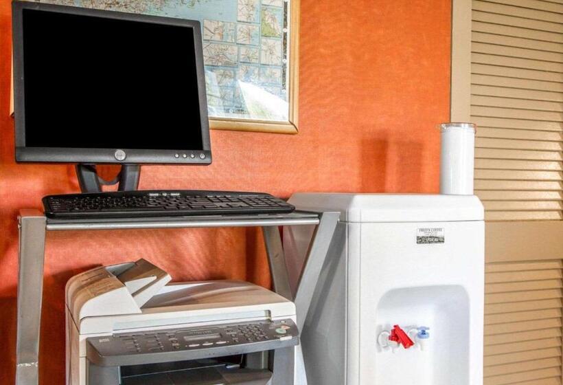 فندق Econo Lodge Freeport  Brunswick Area