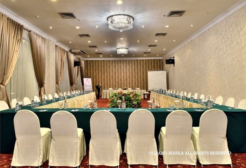 Отель Grand Aquila