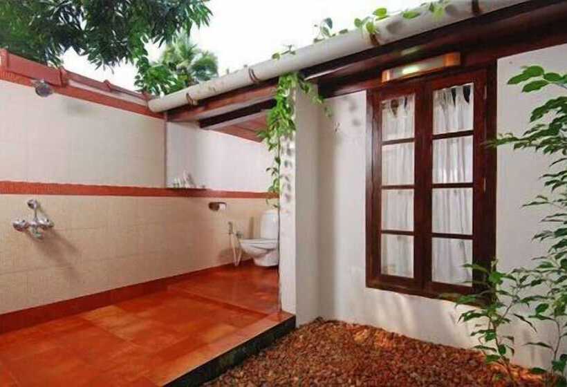 هتل Kayaloram Heritage Lake Resort