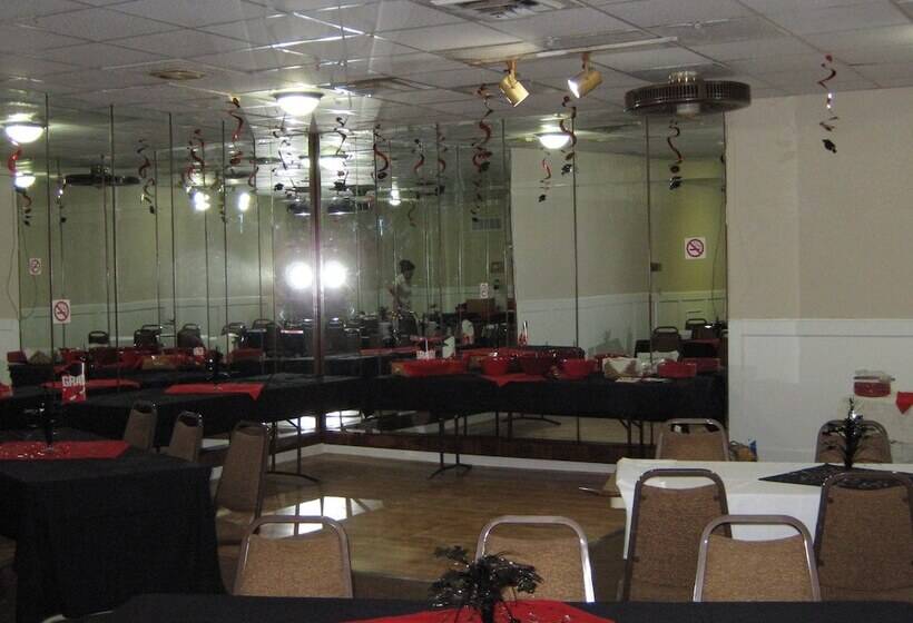 בית מלון כפרי Knights Inn & Suites Emporia