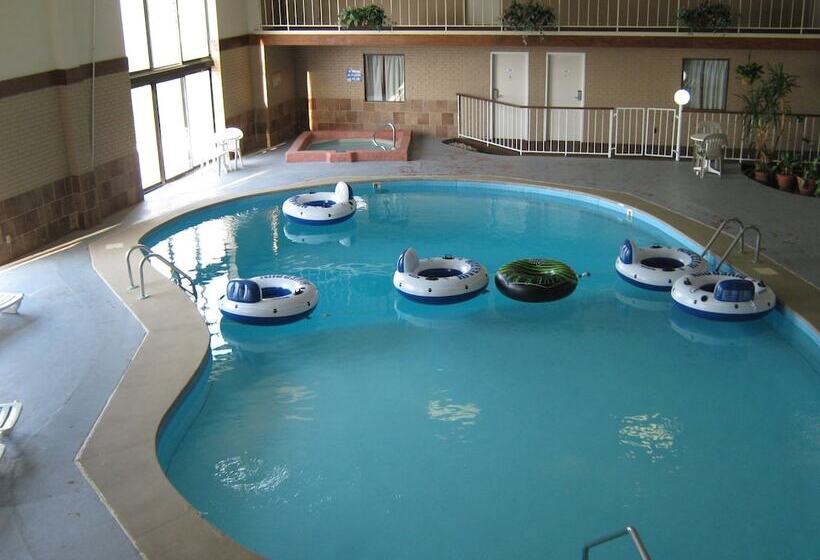 בית מלון כפרי Knights Inn & Suites Emporia