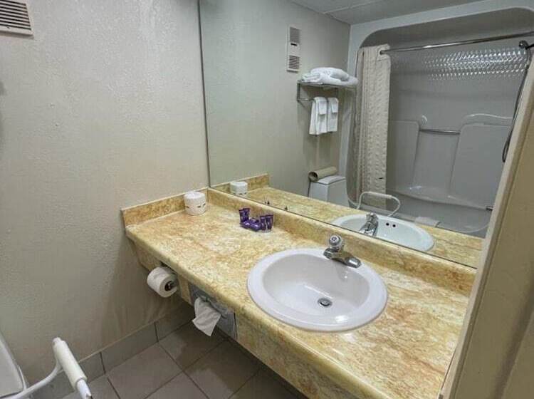 בית מלון כפרי Knights Inn & Suites Emporia