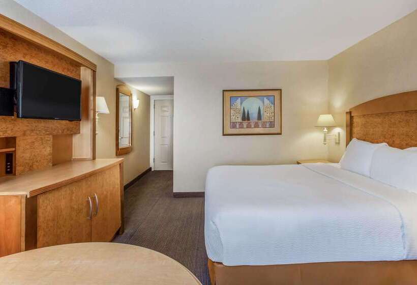 هتل La Quinta By Wyndham Islip   Macarthur Airport