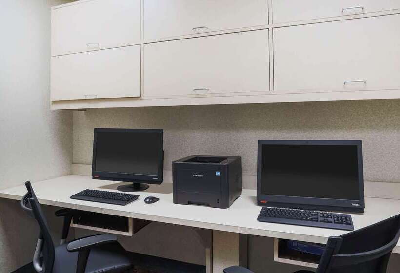 هتل La Quinta By Wyndham Islip   Macarthur Airport