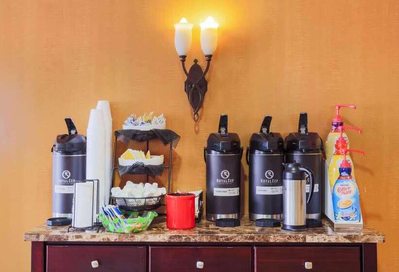 هتل La Quinta By Wyndham Islip   Macarthur Airport