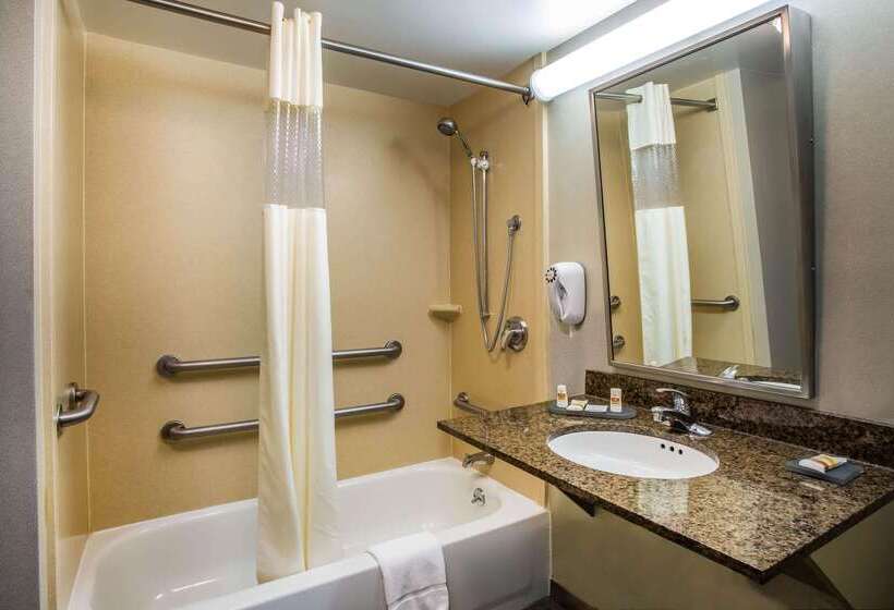 هتل La Quinta By Wyndham Islip   Macarthur Airport