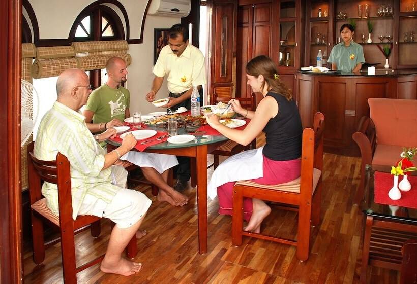 فندق Lemon Tree Vembanad Lake Resort, Kerala