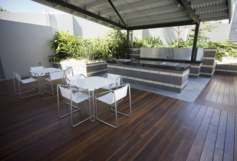 Отель Mantra Circle On Cavill