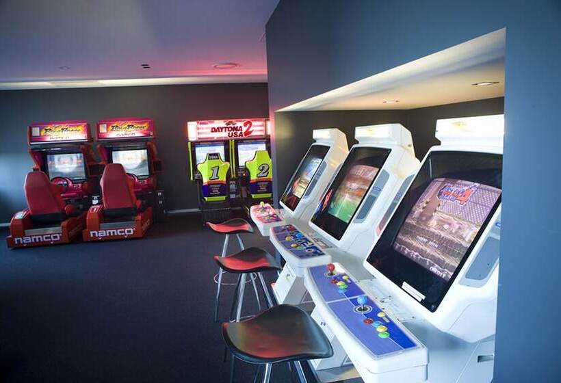 Отель Mantra Circle On Cavill