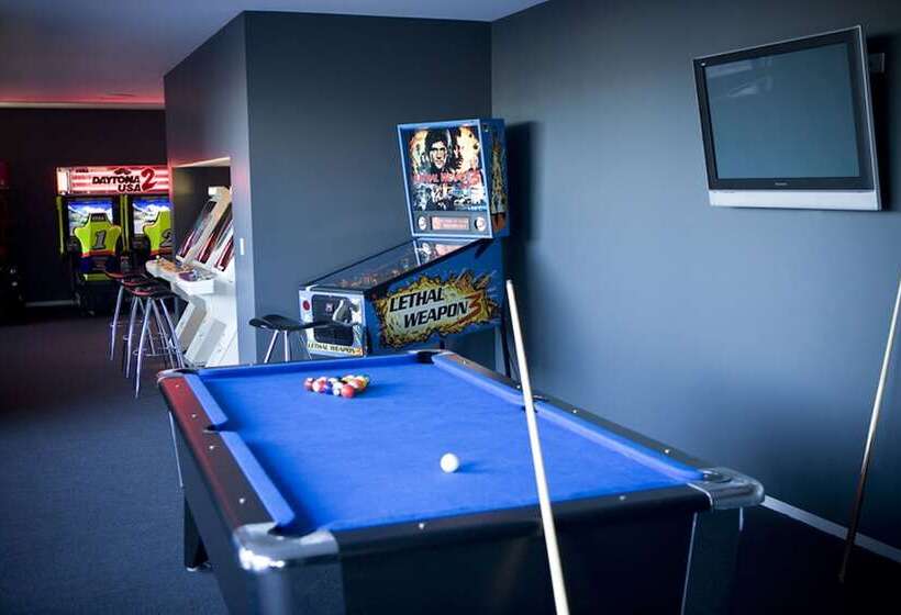 Отель Mantra Circle On Cavill