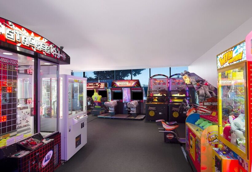 Отель Mantra Circle On Cavill