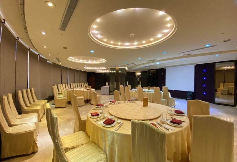 هتل Monarch Plaza