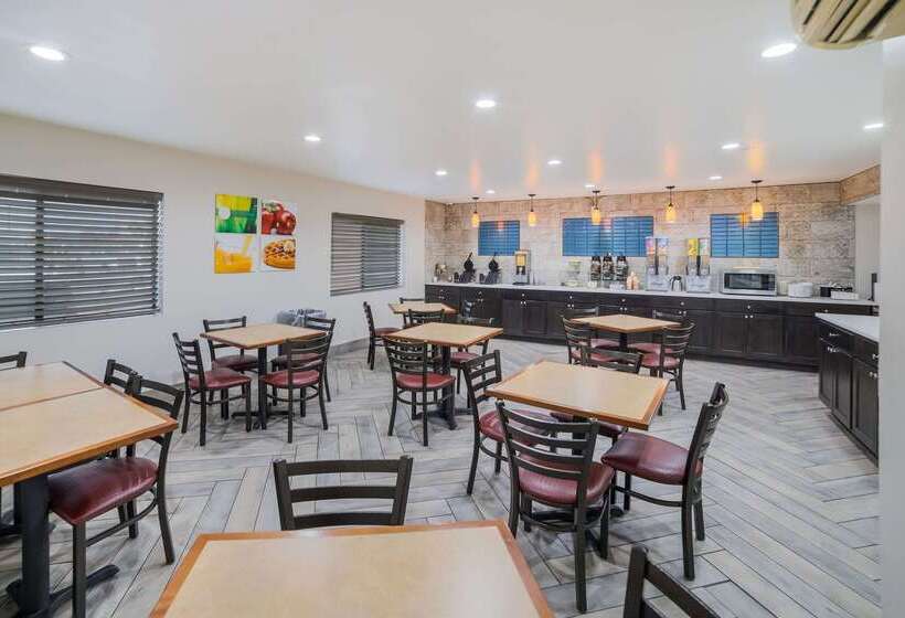 בית מלון כפרי Quality Inn & Suites Goodyear  Phoenix West