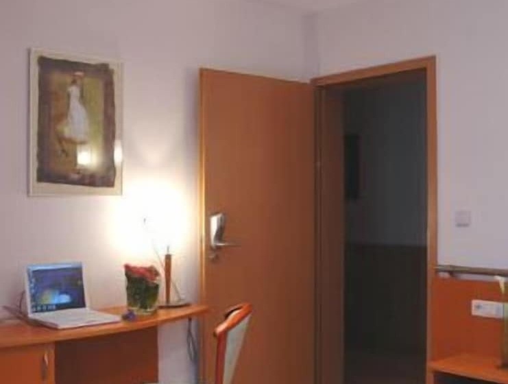 Отель South Charleroi Airport