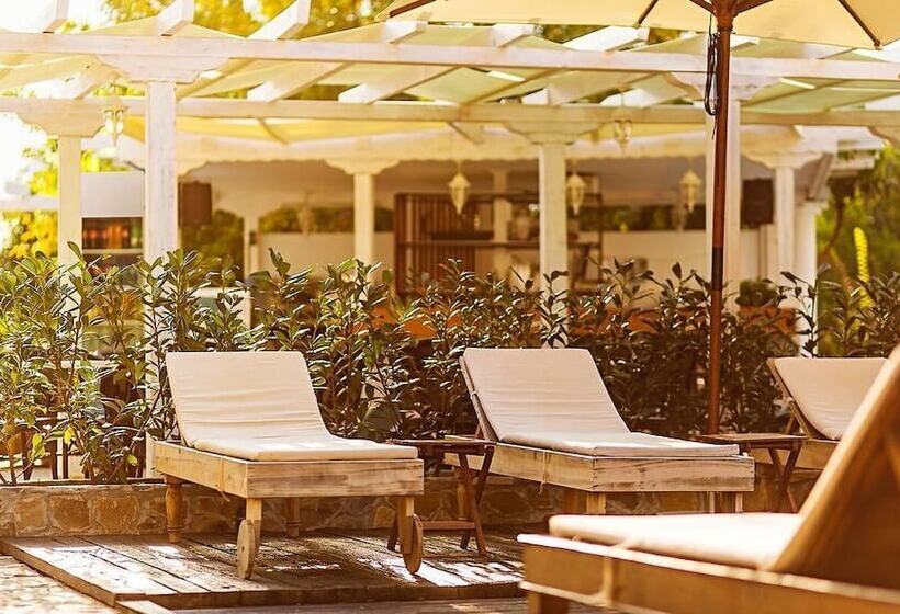 Отель The Cliff Beach & Spa