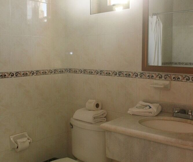 Отель Vista Express Morelia By Arriva Hospitality Group