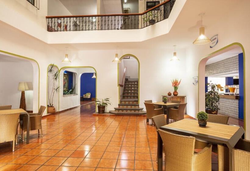 Отель Vista Express Morelia By Arriva Hospitality Group