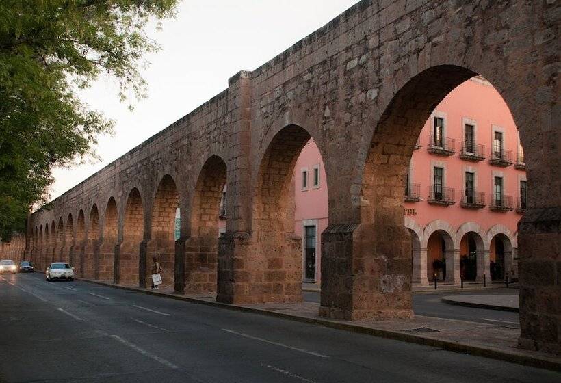 Отель Vista Express Morelia By Arriva Hospitality Group