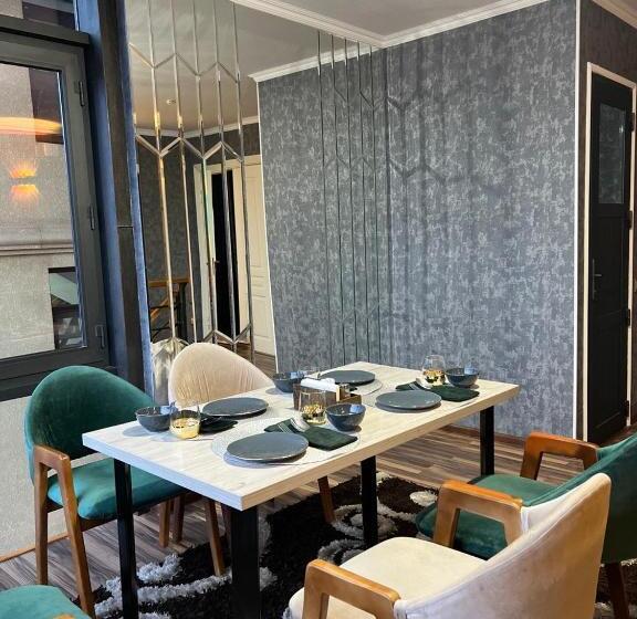 هتل Cube House Osh