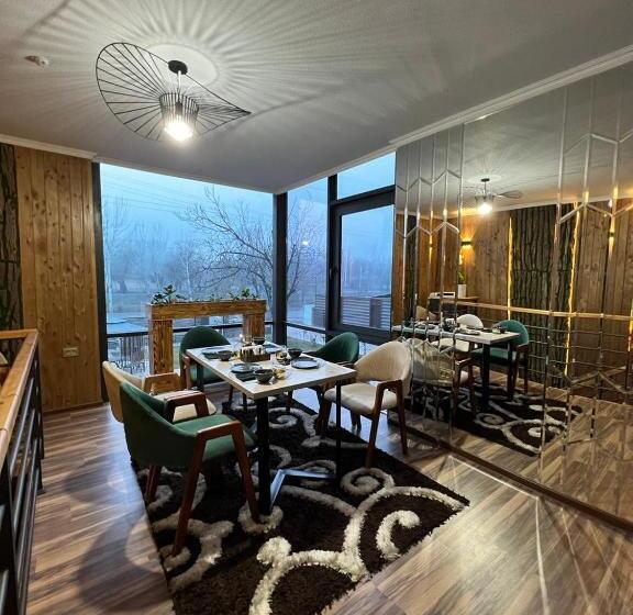 هتل Cube House Osh