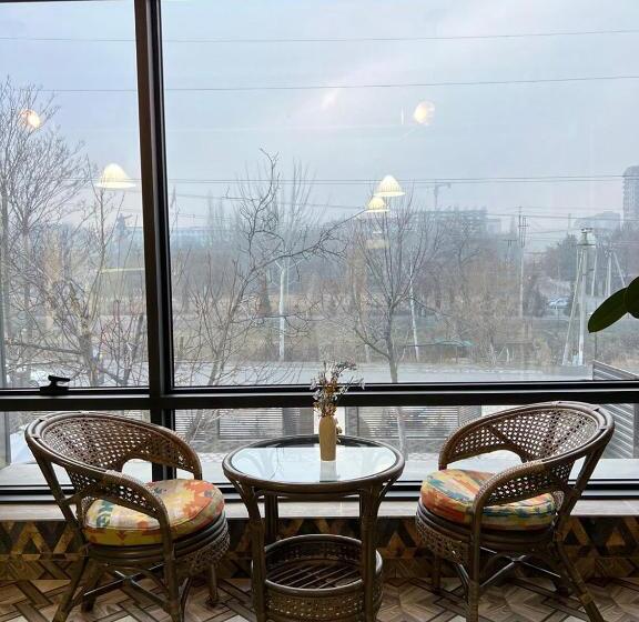 هتل Cube House Osh