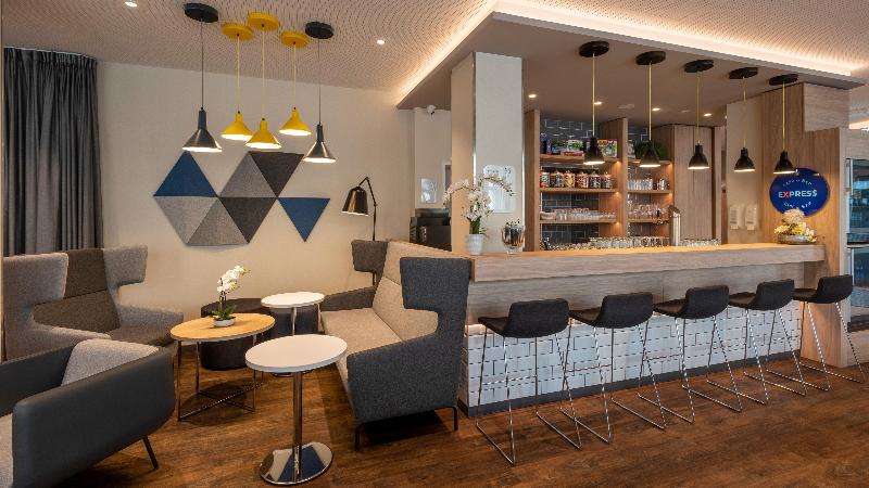 Отель Holiday Inn Express   Offenbach, An Ihg