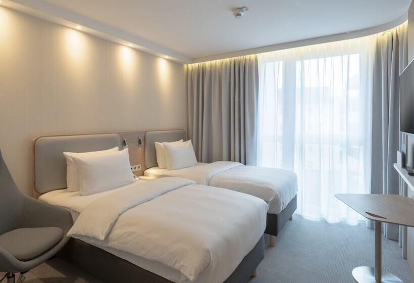 Отель Holiday Inn Express   Offenbach, An Ihg